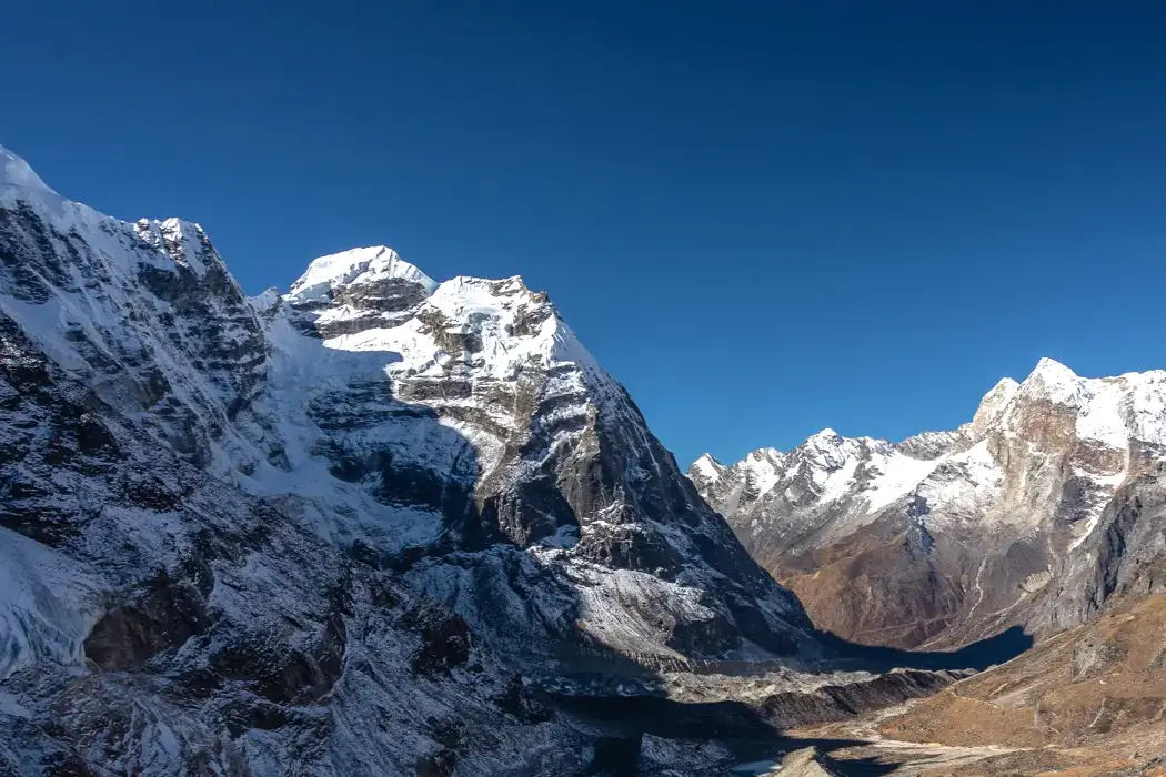 Himalayas-mountain-view-along-the-way-to-mera-peak-base-camp1